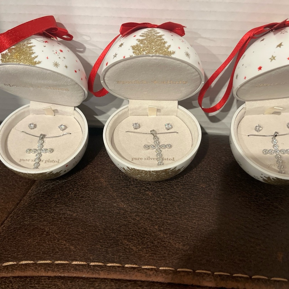 Elegant set with cross and earrings